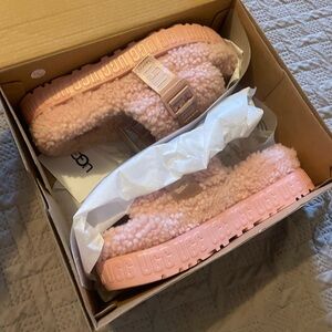 UGG Fluffita Sandal